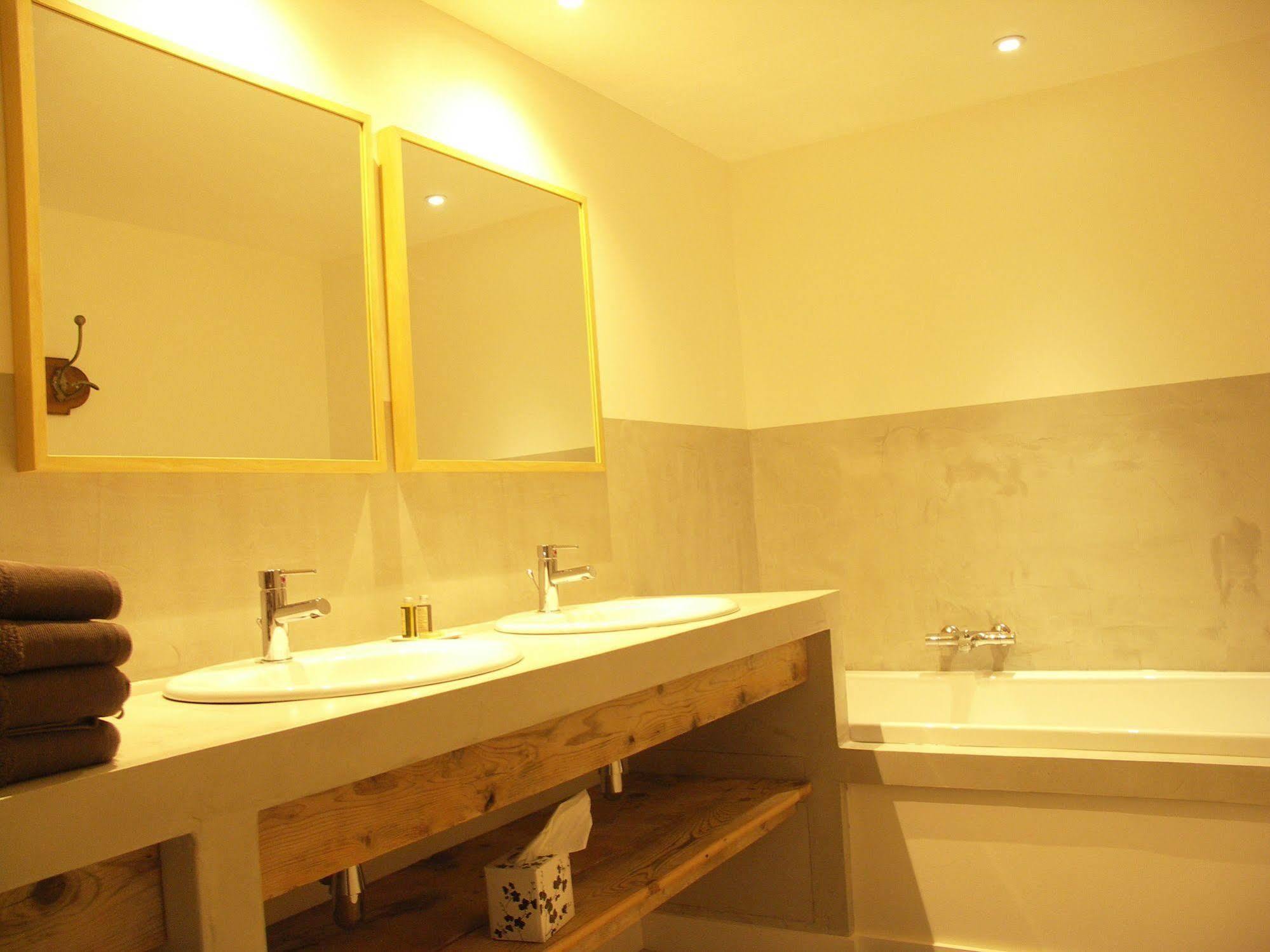 ลา กร็องด์ แมซง Bed & Breakfast Montmeyran ภายนอก รูปภาพ
